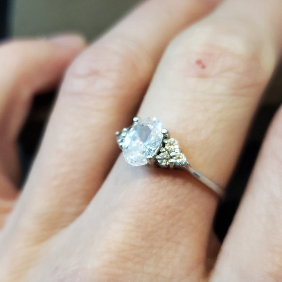 Size 8 925 Sterling Silver Oval CZ With Cluster Accents Ring - Picture 2 of 7